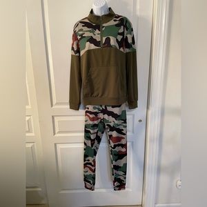 EUC. 2-piece Leggings Set. Size XL. Camouflage. Kangaroo Pocket on top.